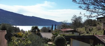 Vacation home on Lake Garda. Bungalow with pool