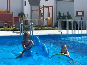 Una piscina al aire libre, una piscina climatizada