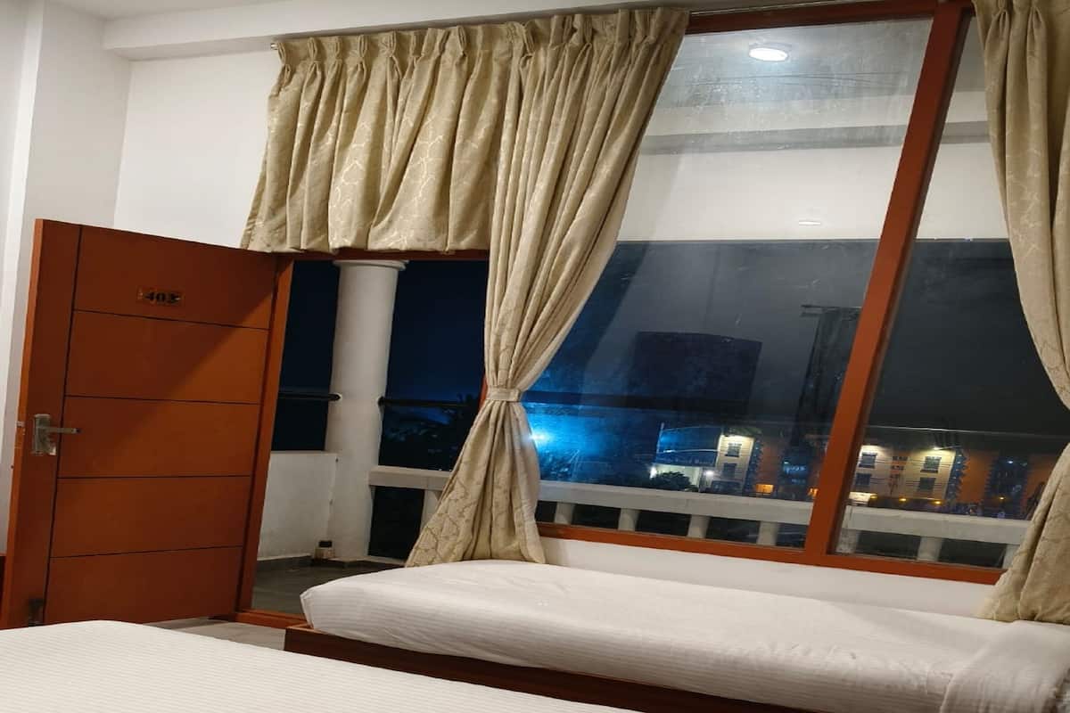 Hypo-allergenic bedding, desk, free WiFi, bed sheets