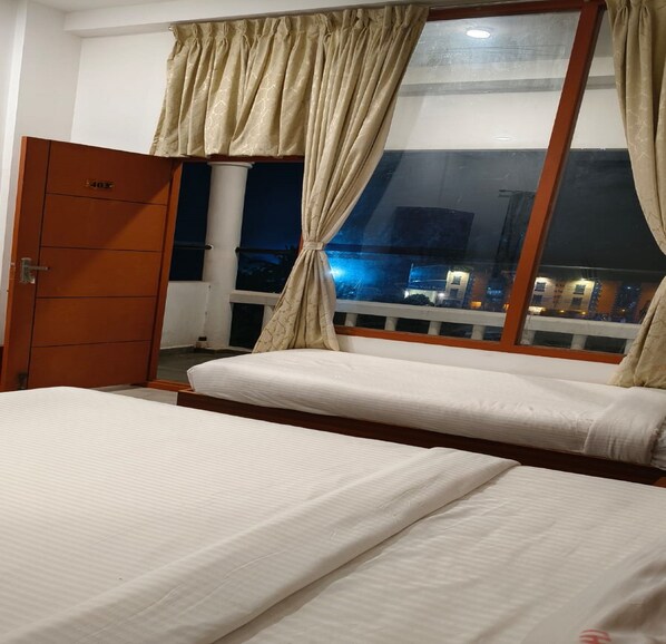 Hypo-allergenic bedding, desk, free WiFi, bed sheets