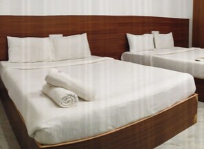 Family Suite | Hypo-allergenic bedding available, desk, WiFi (free), bed sheets - La Couronne (Vanur)