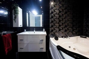 Een bubbelbad, een haardroger, handdoeken, zeep