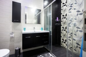 Jetted tub, hair dryer, towels, soap