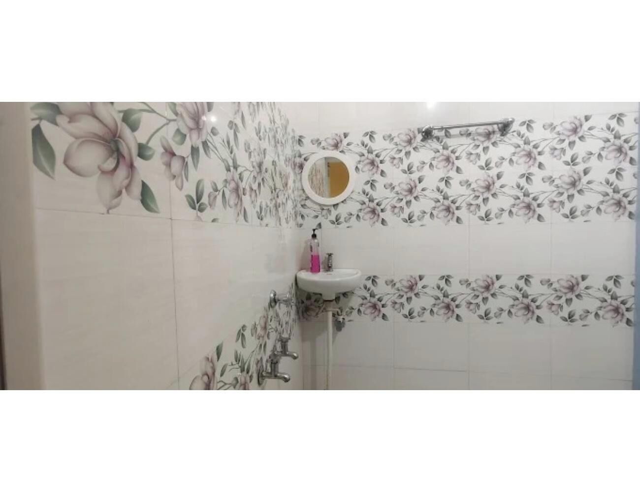 Douche, articles de toilette gratuits, serviettes fournies, savon