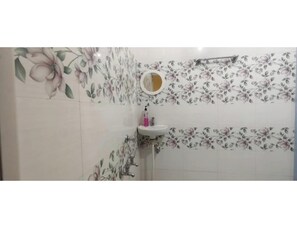 Douche, articles de toilette gratuits, serviettes fournies, savon