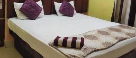 Executive Room | Desk, free WiFi, bed sheets