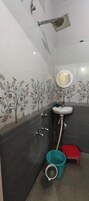 Ducha, artículos de tocador gratuitos, toallas, jabón