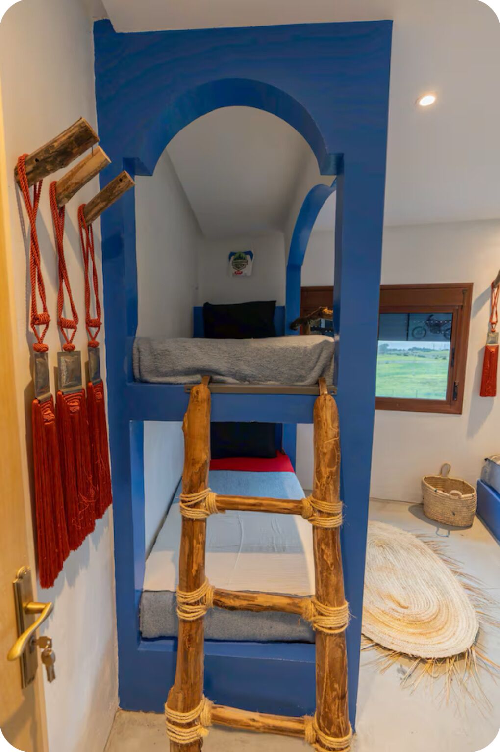 1 habitación, tabla de planchar con plancha y ropa de cama 