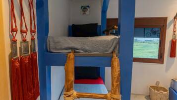 1 habitación, tabla de planchar con plancha y ropa de cama