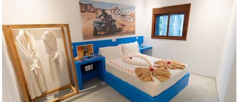 1 habitación, tabla de planchar con plancha y ropa de cama