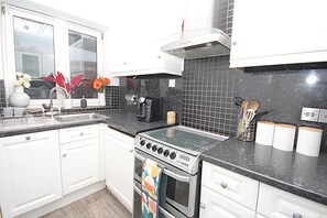 Fridge, microwave, oven, stovetop - Boutique Apartment minutes to London Bridge Tube (London)