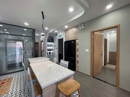 Deluxe Apartment, 2 Bedrooms, Beach View | Living area