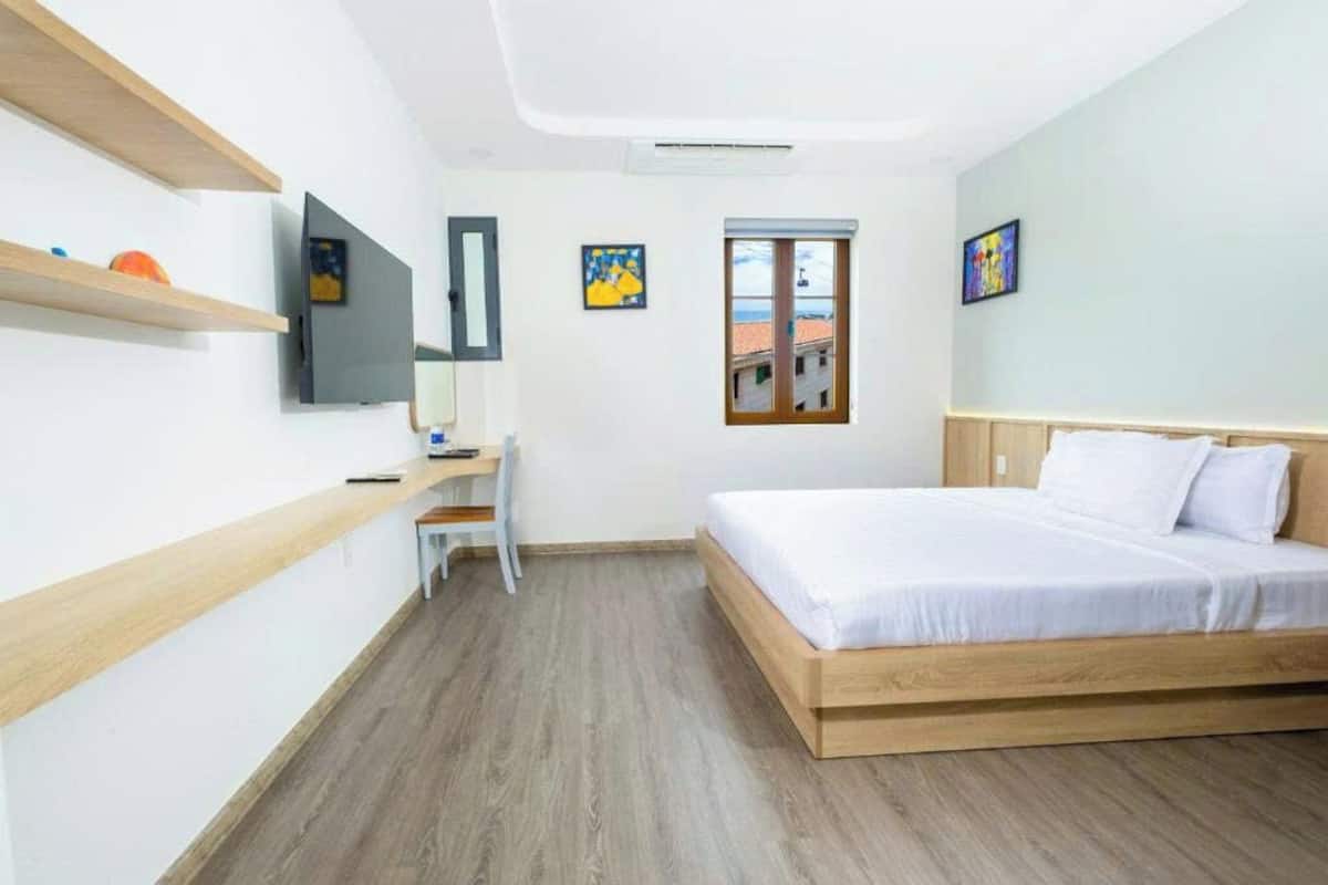 Habitación Deluxe doble, vistas a la playa | Escritorio y espacio para trabajar con un portátil