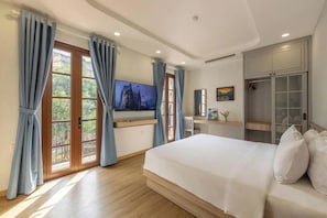 Deluxe Room with Balcony | Escritorio y espacio para trabajar con un portátil