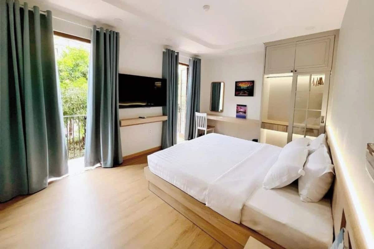 Deluxe Room with Balcony | โต๊ะทำงาน, พื้นที่ทำงานแบบใช้แล็ปท็อป, ห้องเก็บเสียง, เตารีด/โต๊ะรีดผ้า