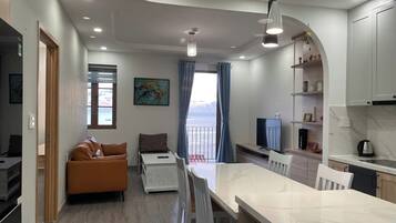 Apartamento luxo, 2 quartos, vista para a praia | Cozinha privada | Cooktop, talheres/pratos/utensílios de cozinha