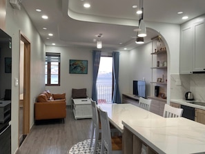 Apartamento Deluxe, 2 habitaciones, vistas a la playa | Cocina privada | Placa de cocina y utensilios de cocina