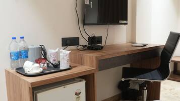 Escritorio, tabla de planchar con plancha y wifi gratis