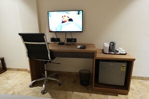 Escrivaninha, ferros/tábuas de passar roupa, Wi-Fi de cortesia