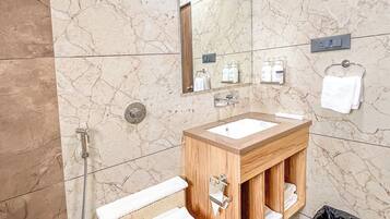 Regadera, secadora de cabello, toallas, jabón