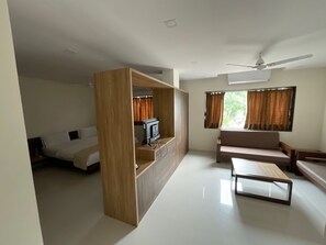 Executive Room | Bathroom | Shower, hair dryer, towels, soap