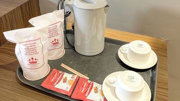 Escritorio, tabla de planchar con plancha y wifi gratis