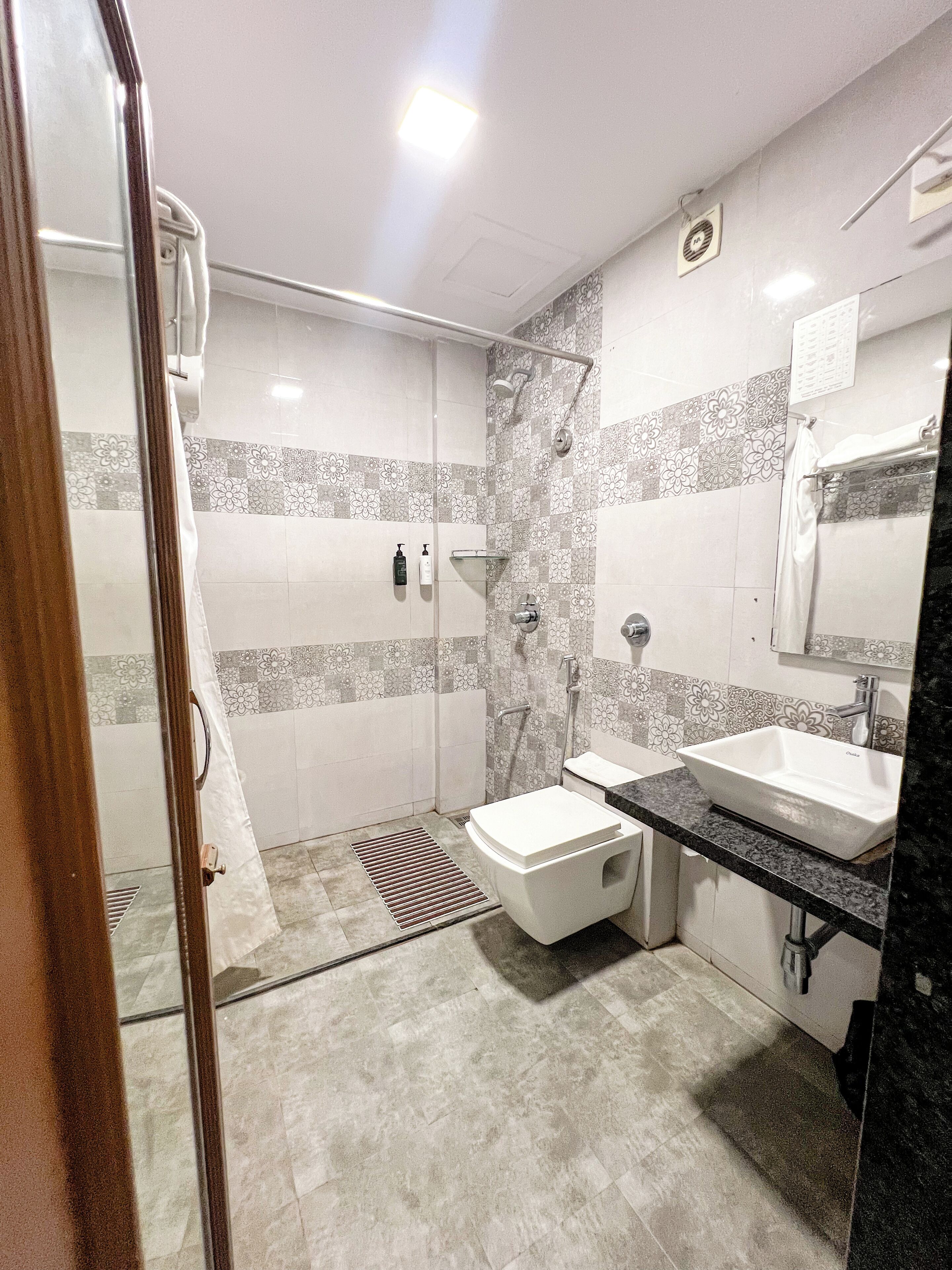 Ducha, secador de pelo, toallas, jabón