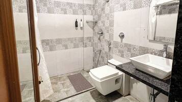 Ducha, secador de pelo, toallas, jabón