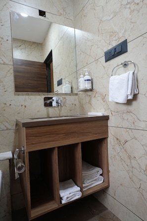 Chuveiro, secador de cabelo, toalhas de banho, sabonete