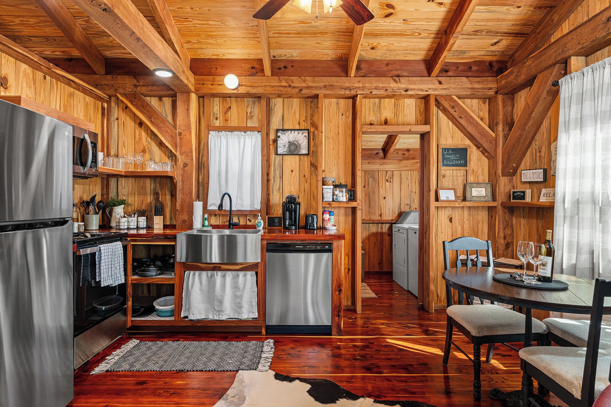 Jääkaappi, mikroaaltouuni, uuni, liesi