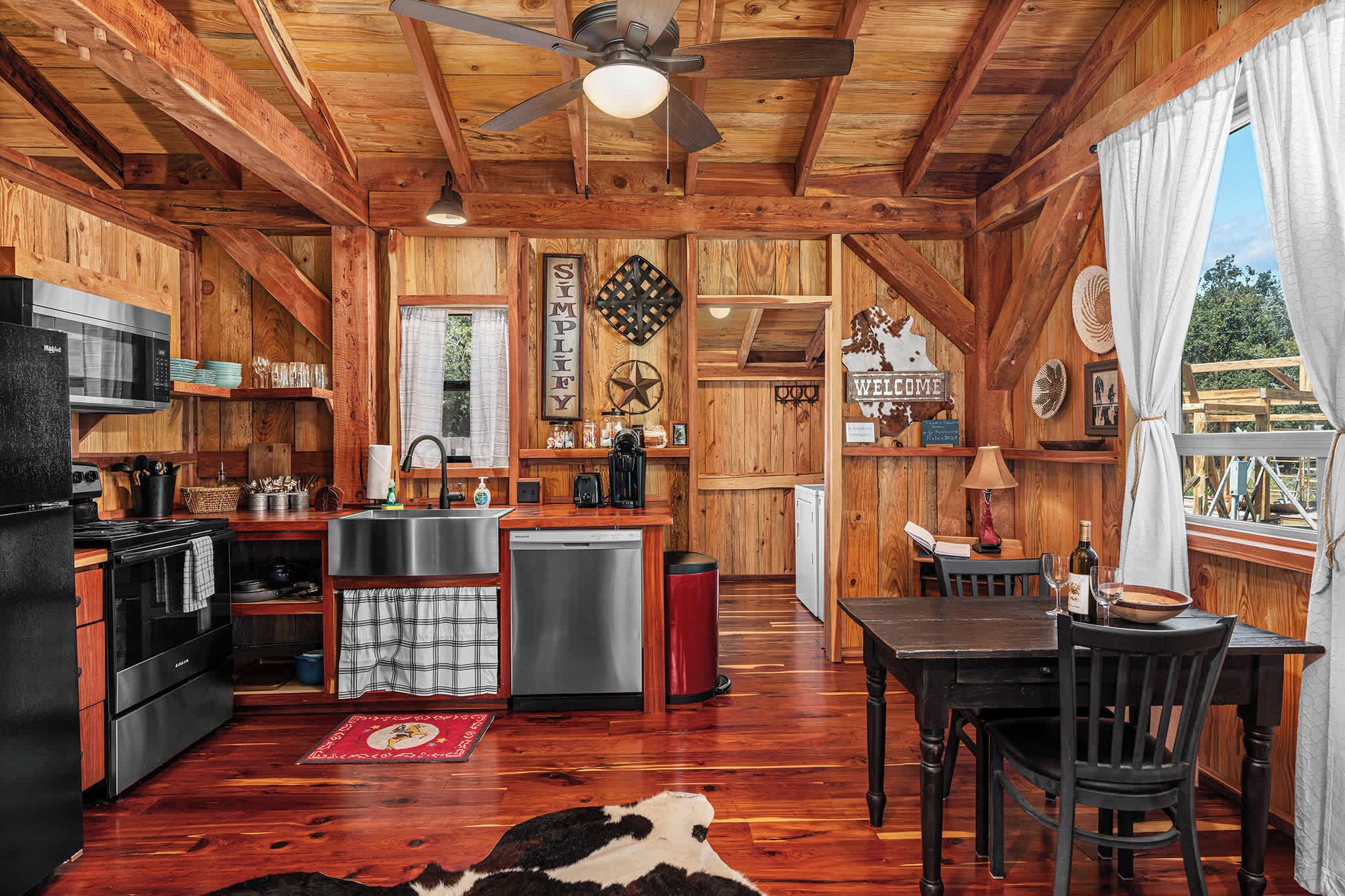 Køleskab, mikrobølgeovn, ovn, kogeplade