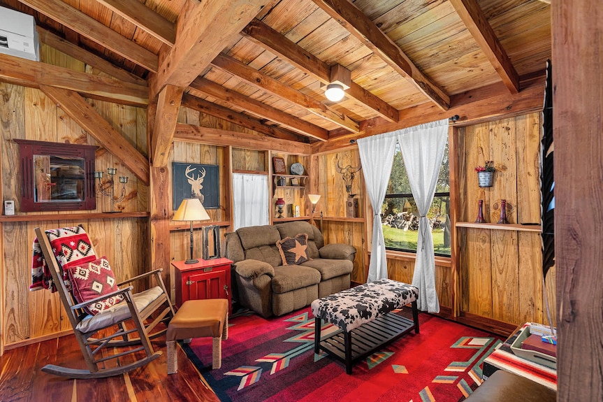 Texas Saw Mill (Cabin #1) - Hot Tub & 10 Mins To Main St - Fredericksburg, TX