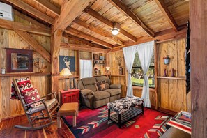 TV - Texas Saw Mill (Cabin #1) - Hot Tub & 10 Mins to Main St (Fredericksburg)