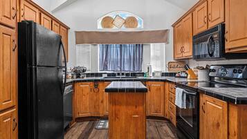 Frigorífico, microondas, horno y placa de cocina
