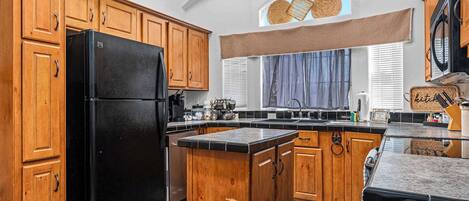 Réfrigérateur, four à micro-ondes, un four, surface de cuisson