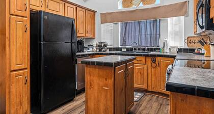 Saw Mill Cottage - Hot Tub & 10 Mins to Main St