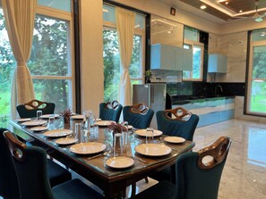 Villa, 5 Bedrooms, Garden View | In-room dining