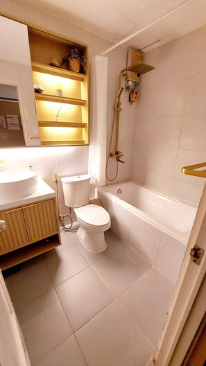 Bidet, asciugamani, sapone, carta igienica