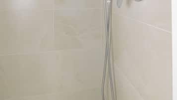 Een douche, een haardroger, een bidet, handdoeken
