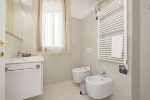Shower, hair dryer, bidet, towels - Fior di Loto (A9) | Large Studio | Rho Fiera | Malpensa | Milan (Cesate)