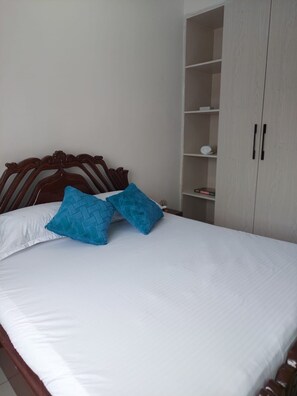 3 bedrooms, iron/ironing board, bed sheets