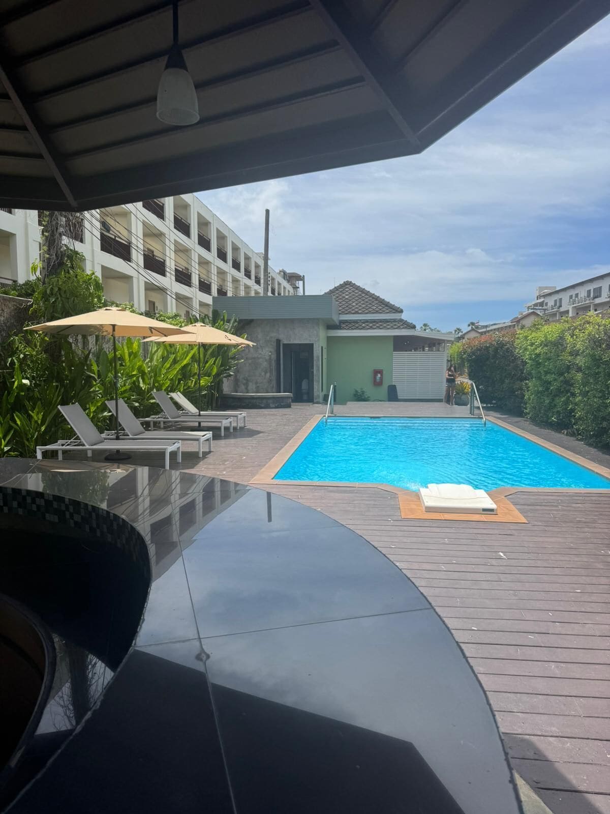 Una piscina al aire libre