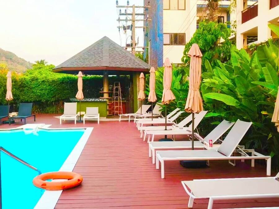 Una piscina al aire libre, sombrillas