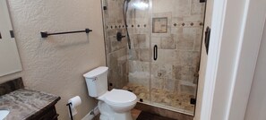 Een douche, een haardroger, handdoeken, zeep