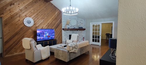 Charming 3-bedroom house in wonderful Beaumont with AC