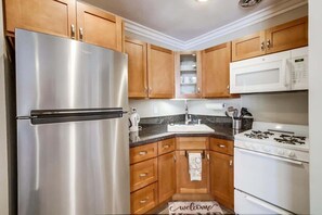 Private kitchen - Mission Bay Getaway - Walk to the Water (San Diego)
