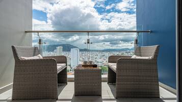 Suite junior, vista a la ciudad | Vista del balcón