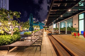 Outdoor pool, pool umbrellas, sun loungers