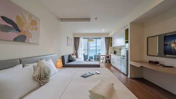 Bureau, espace de travail pour ordinateur portable, rideaux occultants