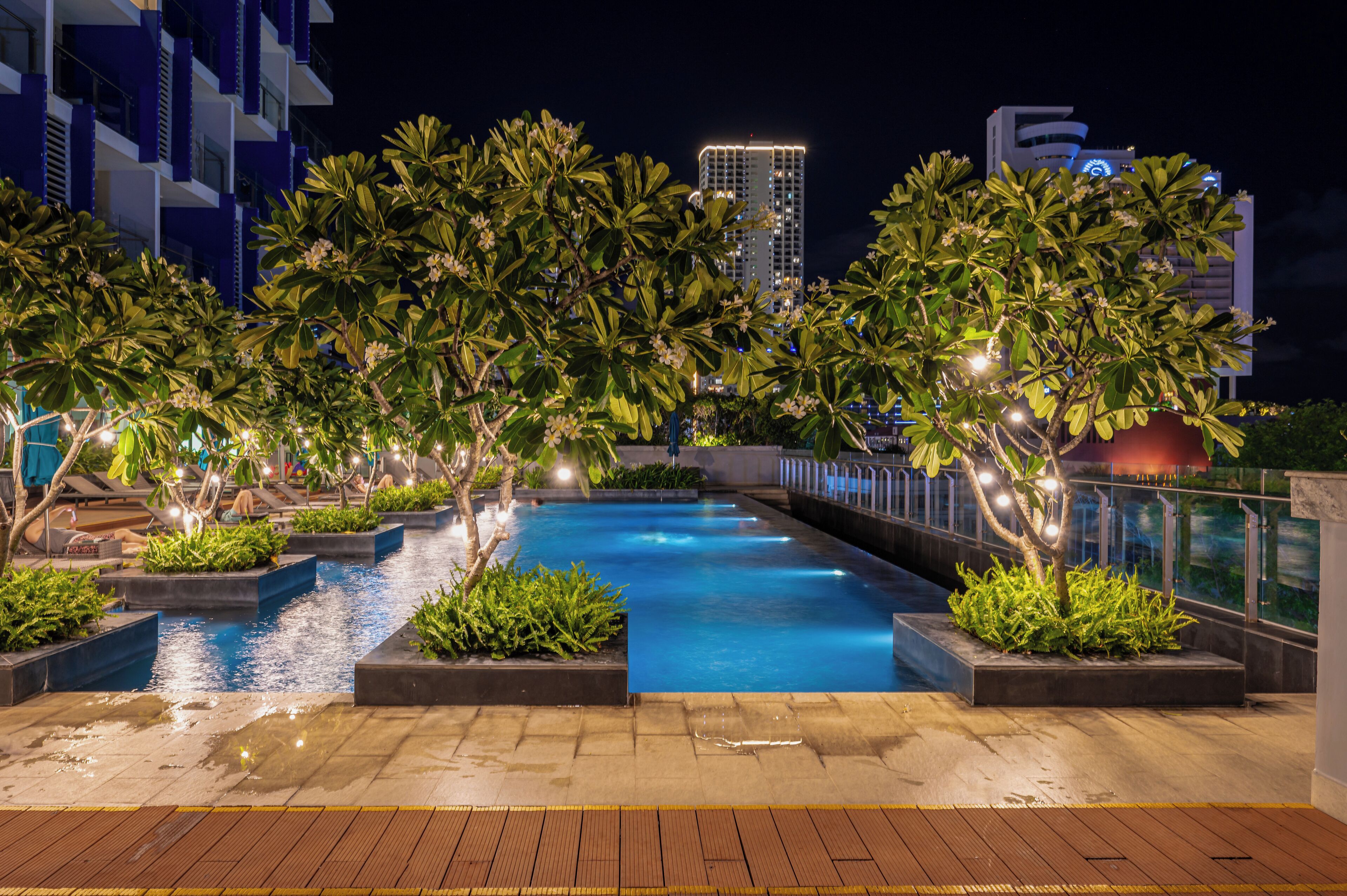 Alberca al aire libre, sombrillas en la alberca y camastros 